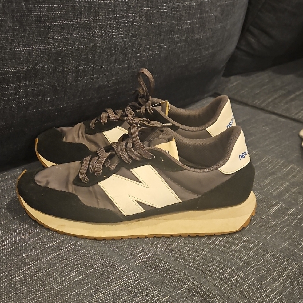 New Balance Men's Black and White Sneakers with Tan Sole~9